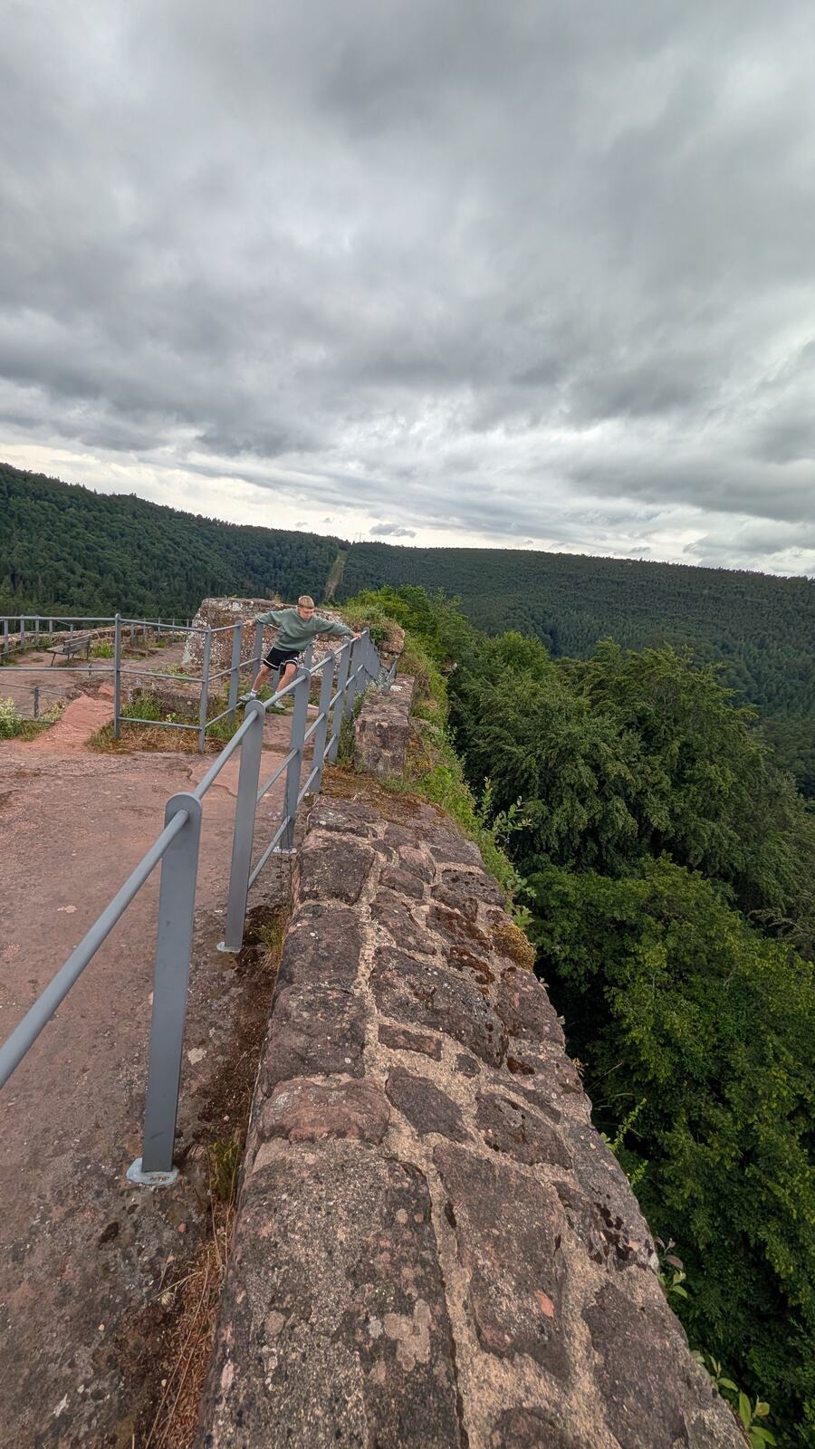 Blick von der Burgmauer ins Tal