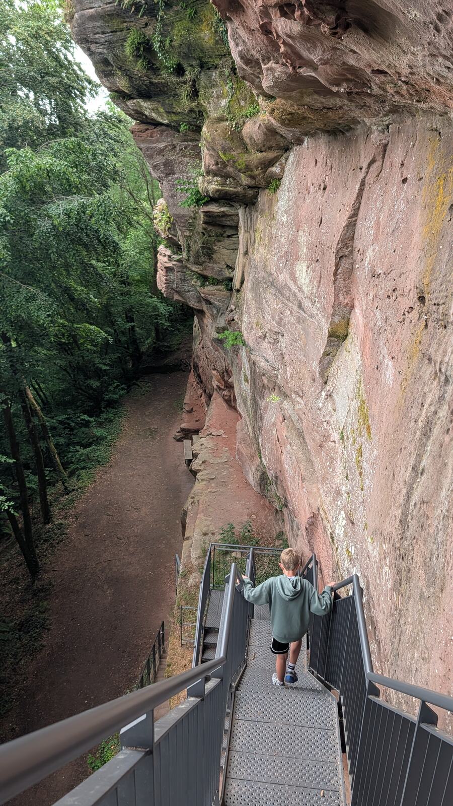 Besucher auf der Treppe zur Falkenburg