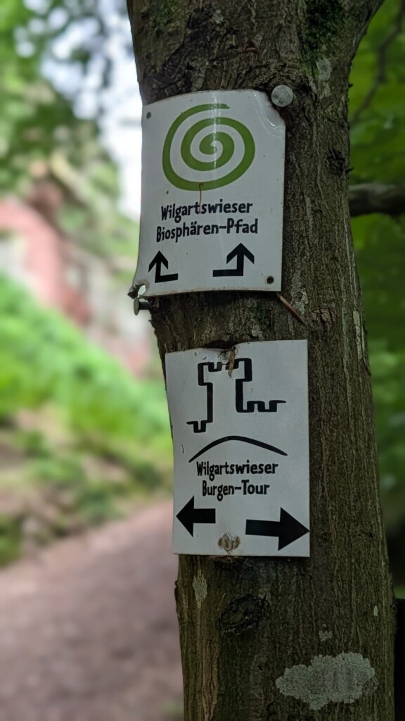Wegweiser zum Wackelstein-Pfad und zur Burgen-Tour