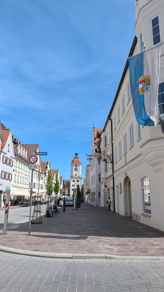 Strasse in der Dillinger Altstadt mit Turm