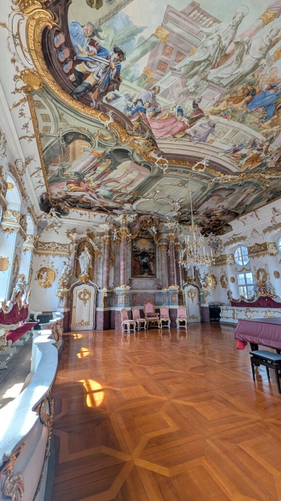 Festsaal mit Deckenfresko