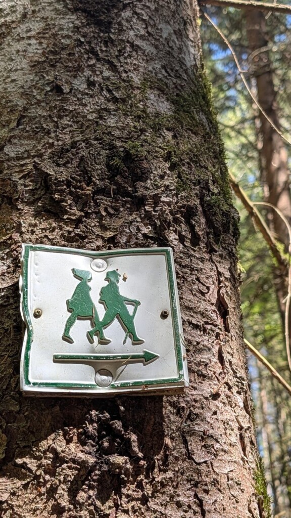 Wegzeichen am Baum am LandArt-Pfad