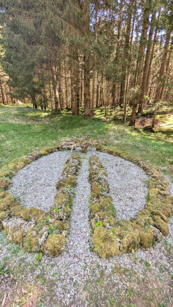 Steinformation im Gras am Kunstpfad