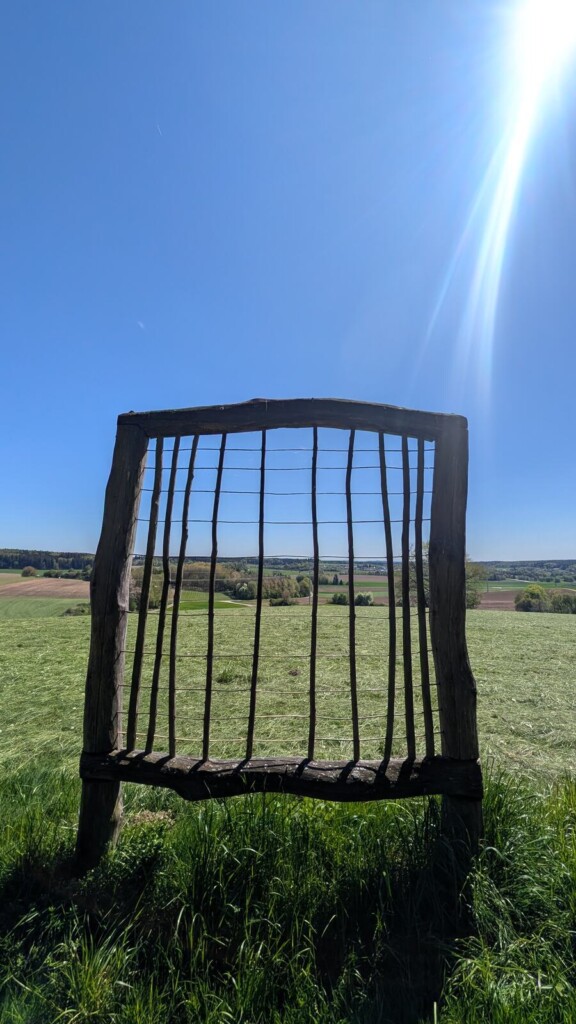 Skulptur auf dem Feld bei Bonstetten