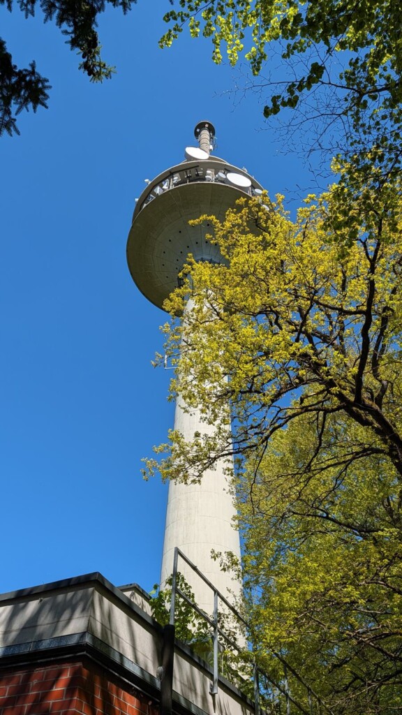 Wasserturm hinter den Baeumen