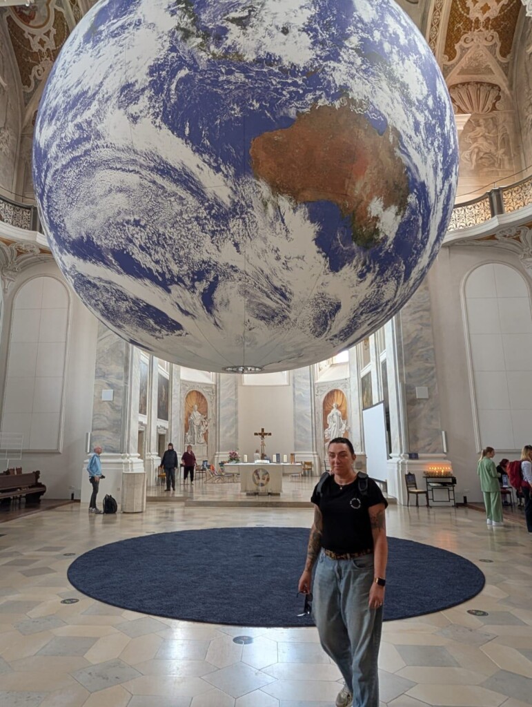 Erdkugel-Installation in der Kirche
