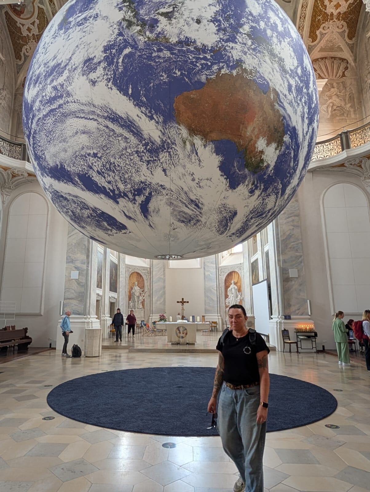 Erdkugel-Installation in der Kirche