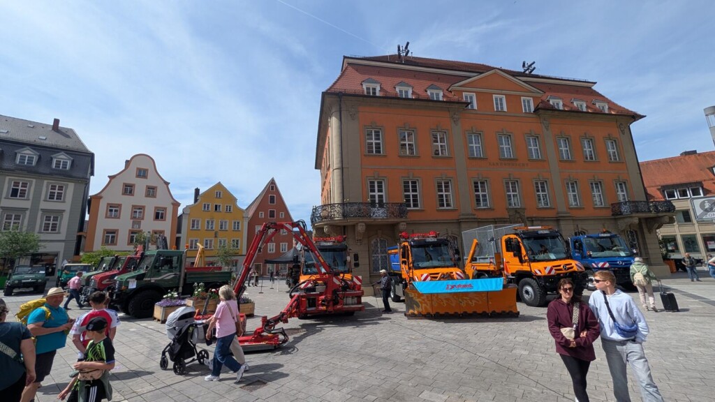 Marktplatz in Ellwangen mit Fahrgeschaeften