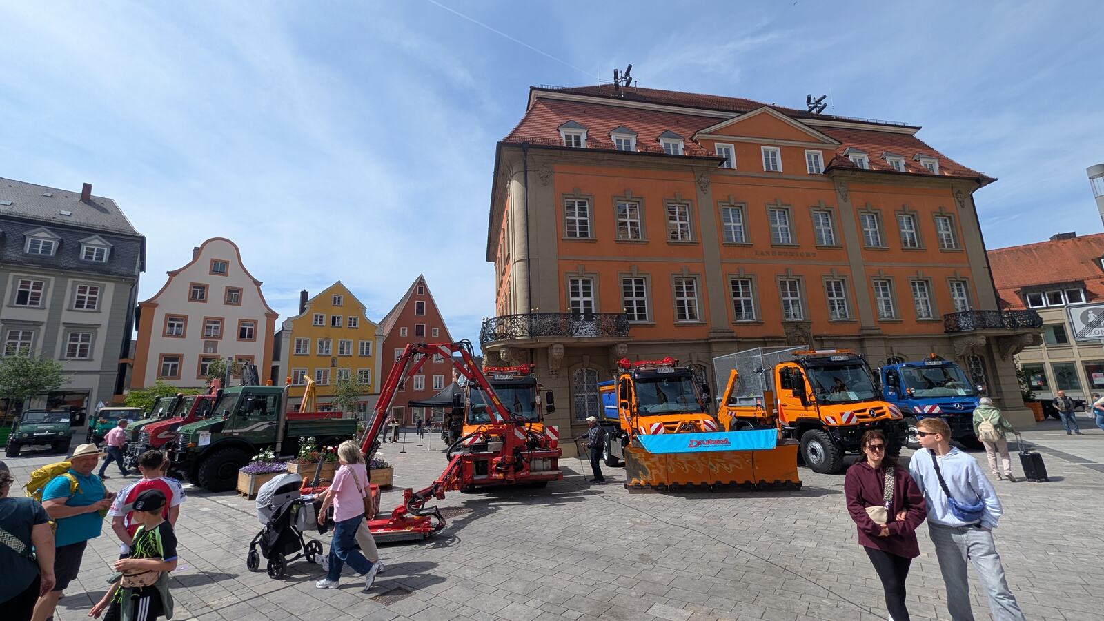 Marktplatz in Ellwangen mit Fahrgeschaeften