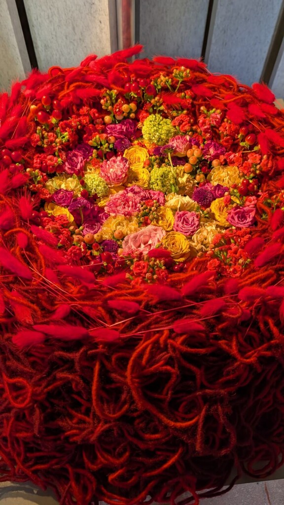 Rote Blumenkugel als Ausstellungsstueck