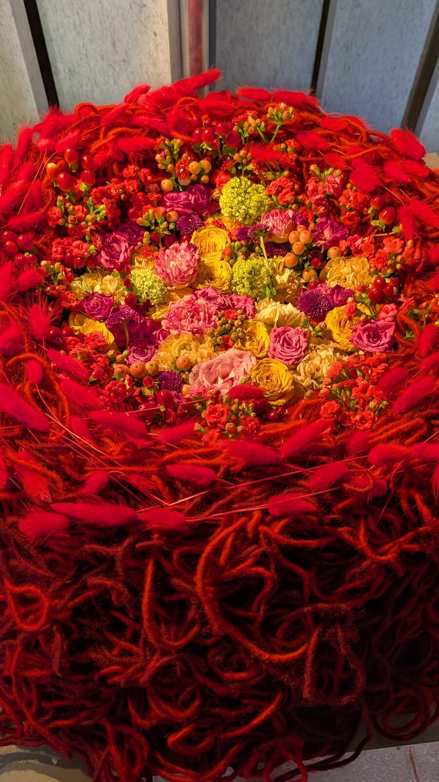 Rote Blumenkugel als Ausstellungsstueck
