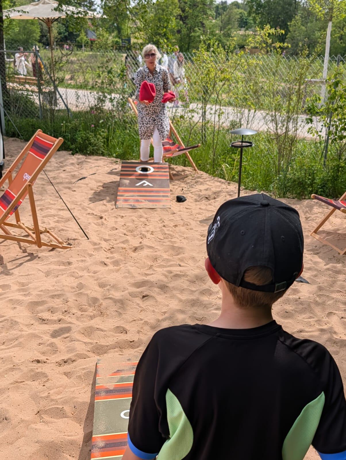 Kind im Sandspielbereich der Gartenschau