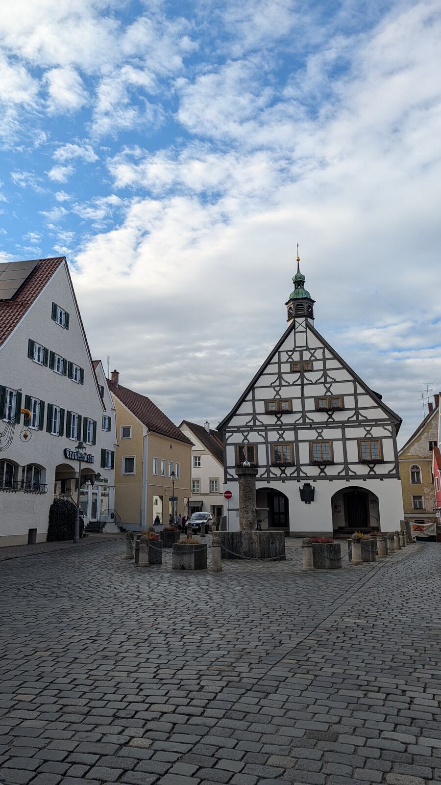 Fachwerk-Rathaus am Marktplatz in Krumbach