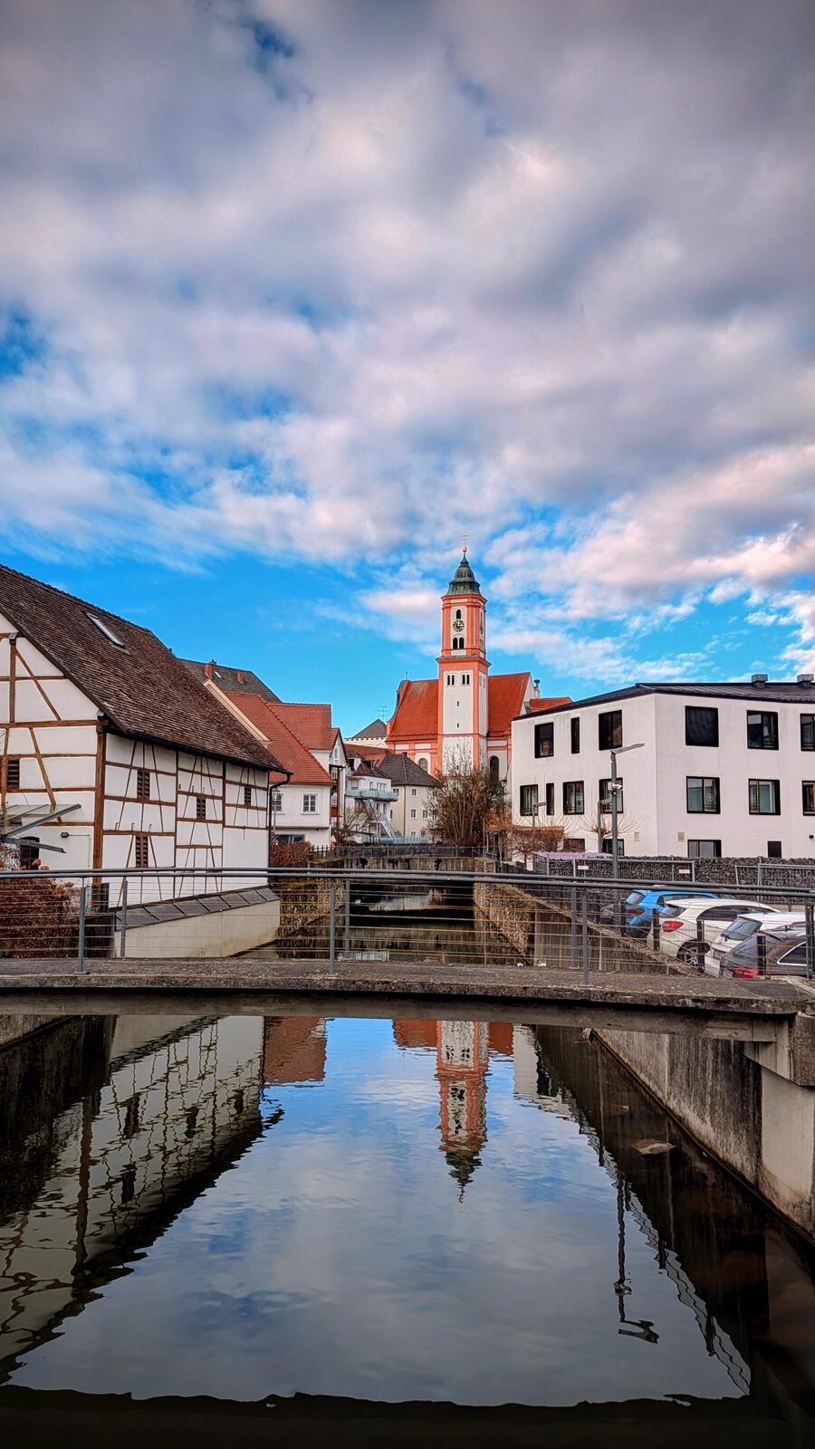 Ortsansicht von Krumbach mit Spiegelung im Wasser