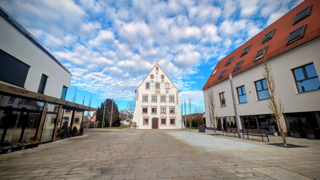 Platz mit historischen Haeusern in Krumbach