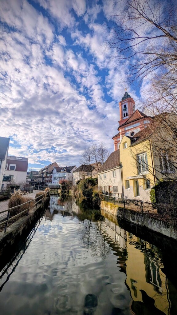 Kanal zwischen den Haeusern in Krumbach