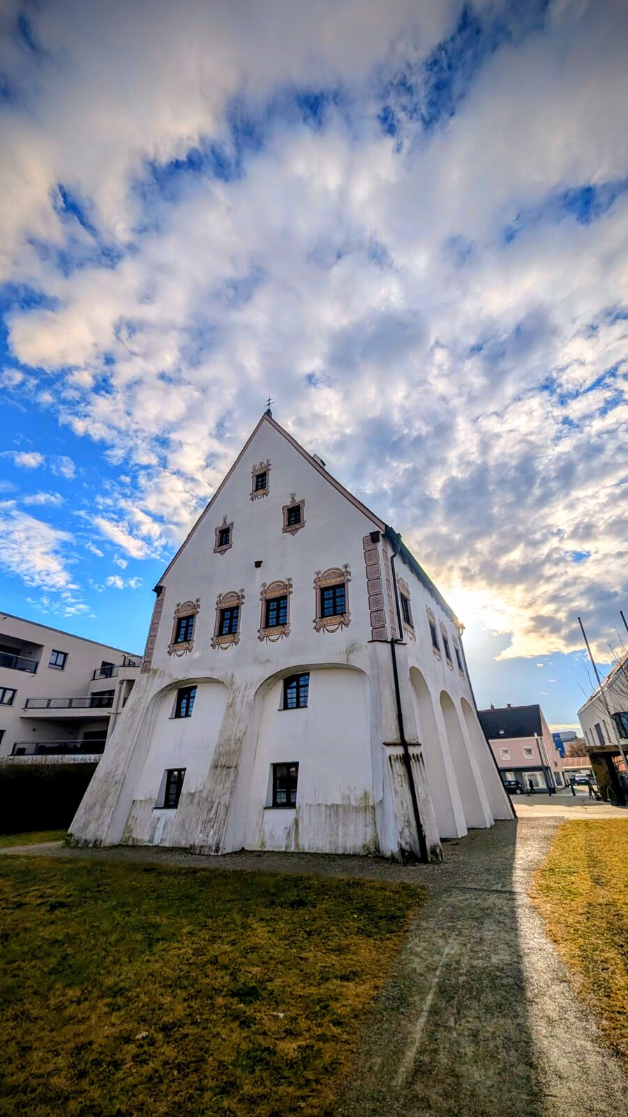 Giebelhaus vor blauem Himmel in Krumbach