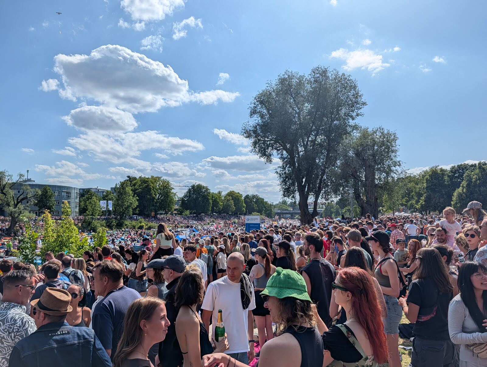 Menschenmenge auf der Ulmer Friedrichsau beim Schwoermontag