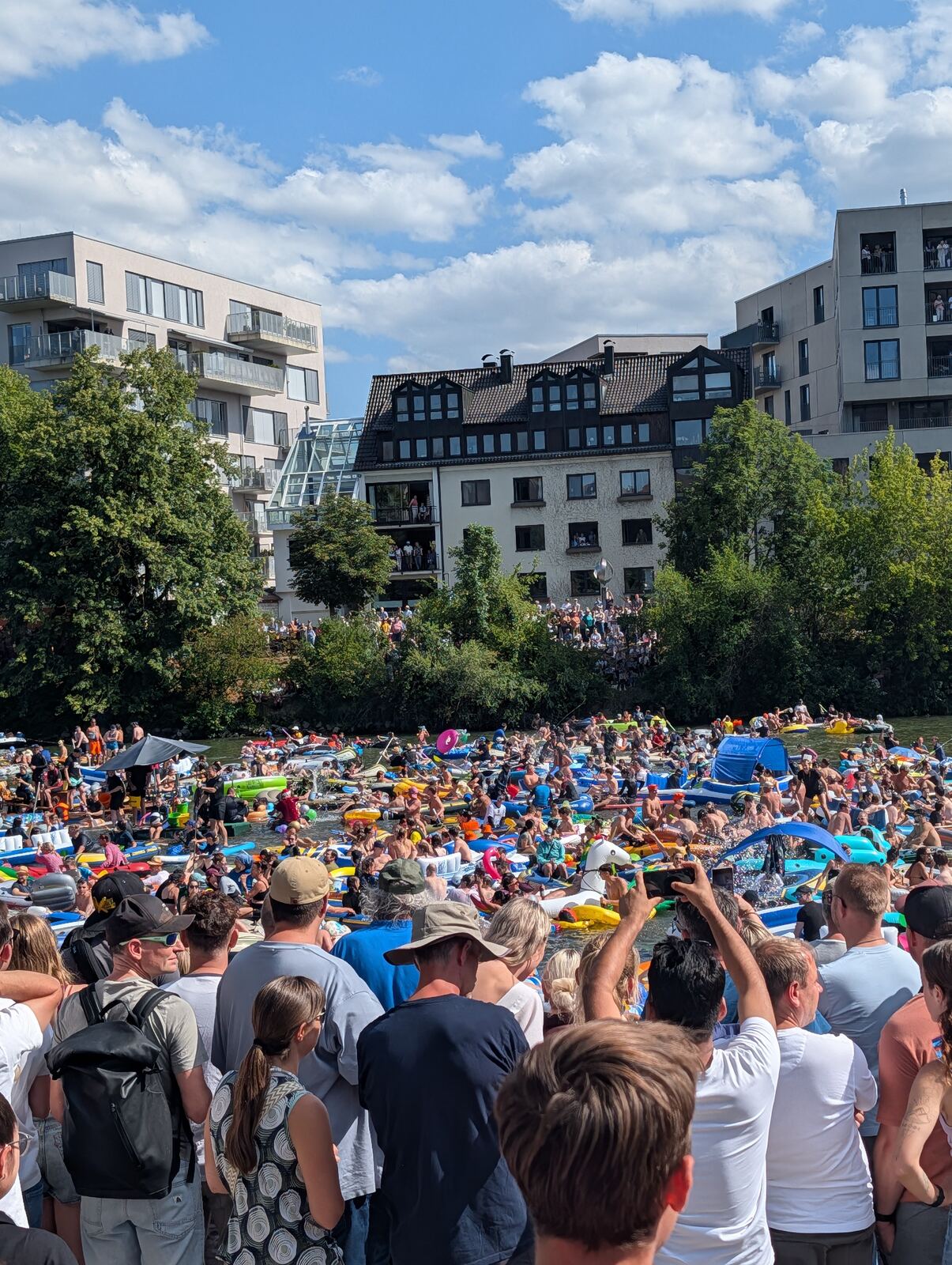 Donau voller Schlauchboote beim Nabada 2026