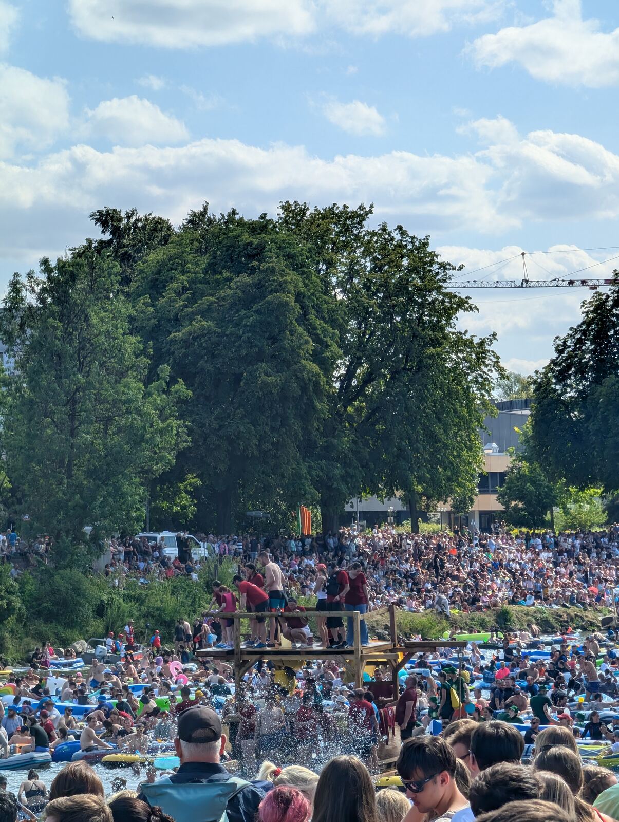 Sprungturm mitten im Nabada, Menschen springen ins Wasser