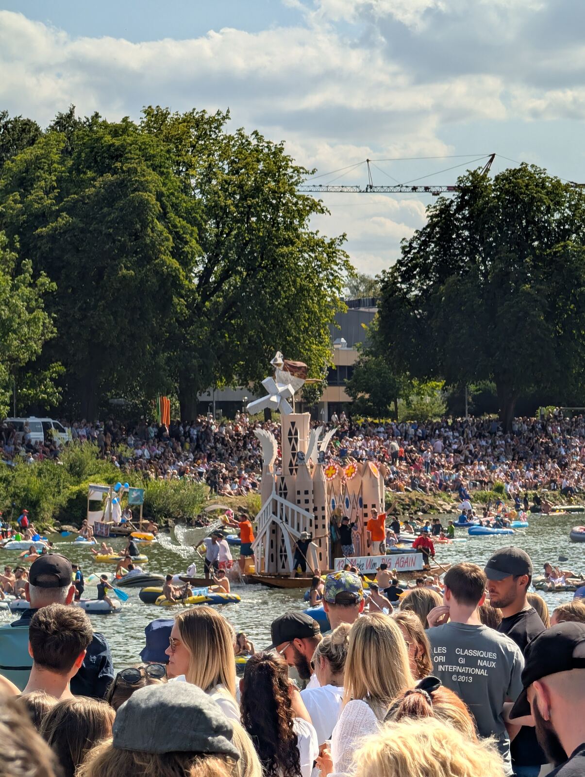 Nabada-Floss in Form einer weissen Kathedrale mit Papierfliegern
