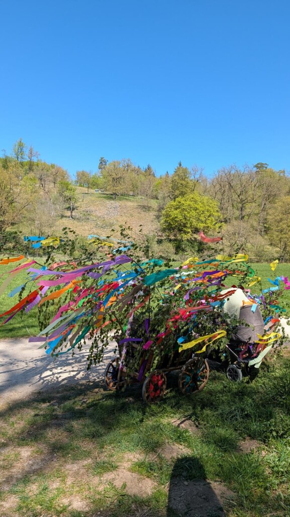 Bunte Baenderinstallation am Wegrand