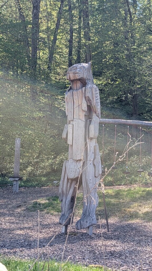 Weisse Figur aus Stoff am Weg