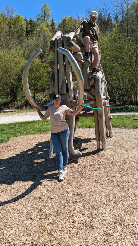 Kinder an einer Metallskulptur im Lonetal