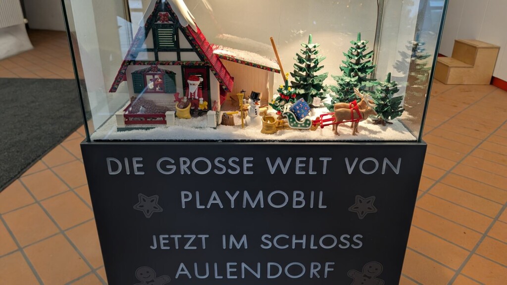 Hinweisschild Die grosse Welt von Playmobil im Schloss Aulendorf