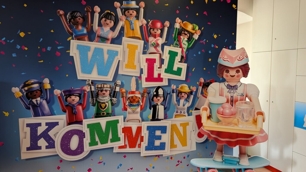 Willkommens-Aufsteller mit Playmobil-Figuren