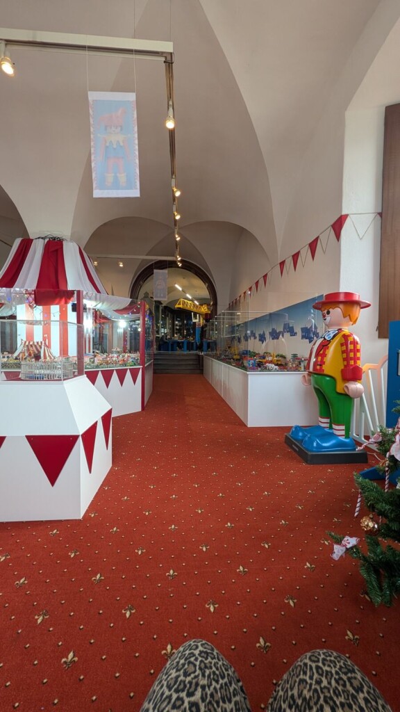 Ausstellungsraum mit Zirkuszelt-Deko