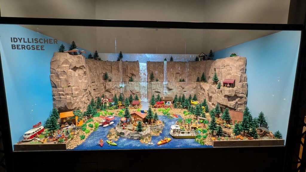 Bergsee-Diorama mit Wasserfall