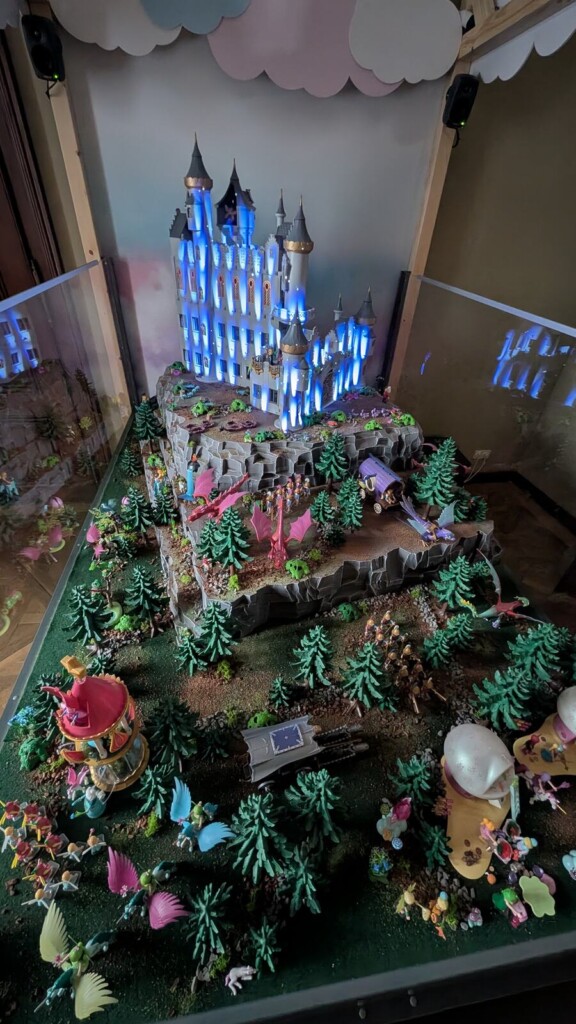 Blau beleuchtetes Maerchenschloss