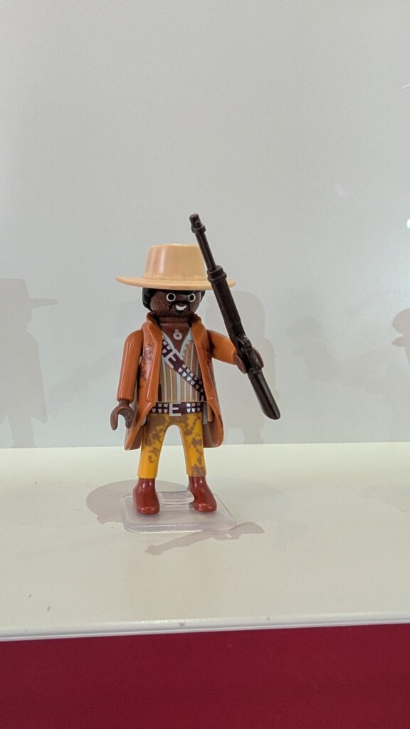 Western-Figur in der Vitrine