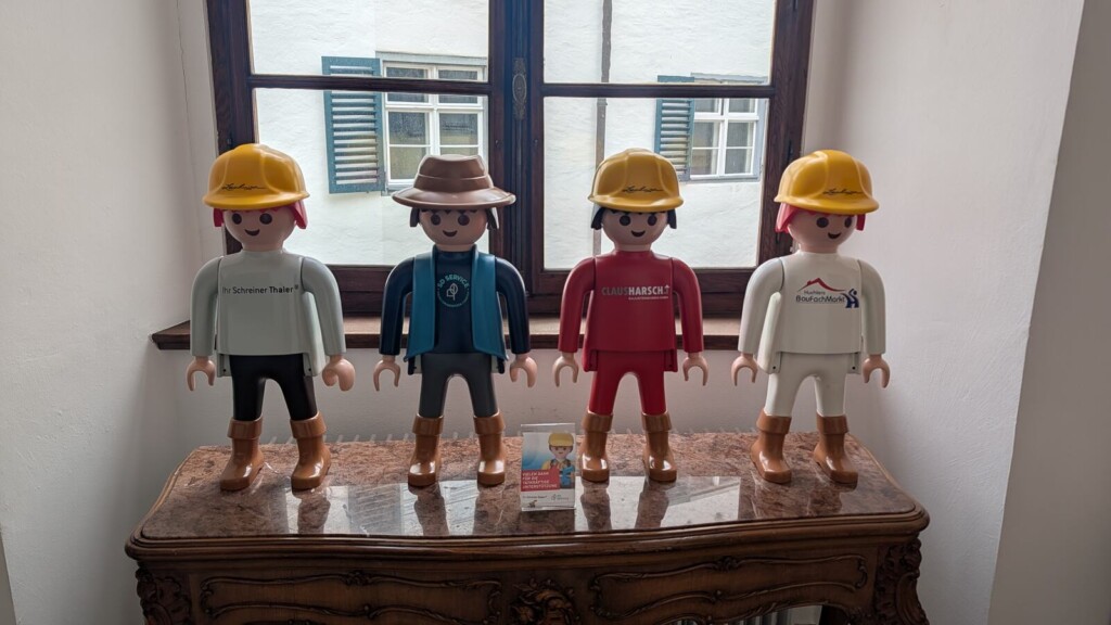Drei Bauarbeiter-Figuren mit Helm
