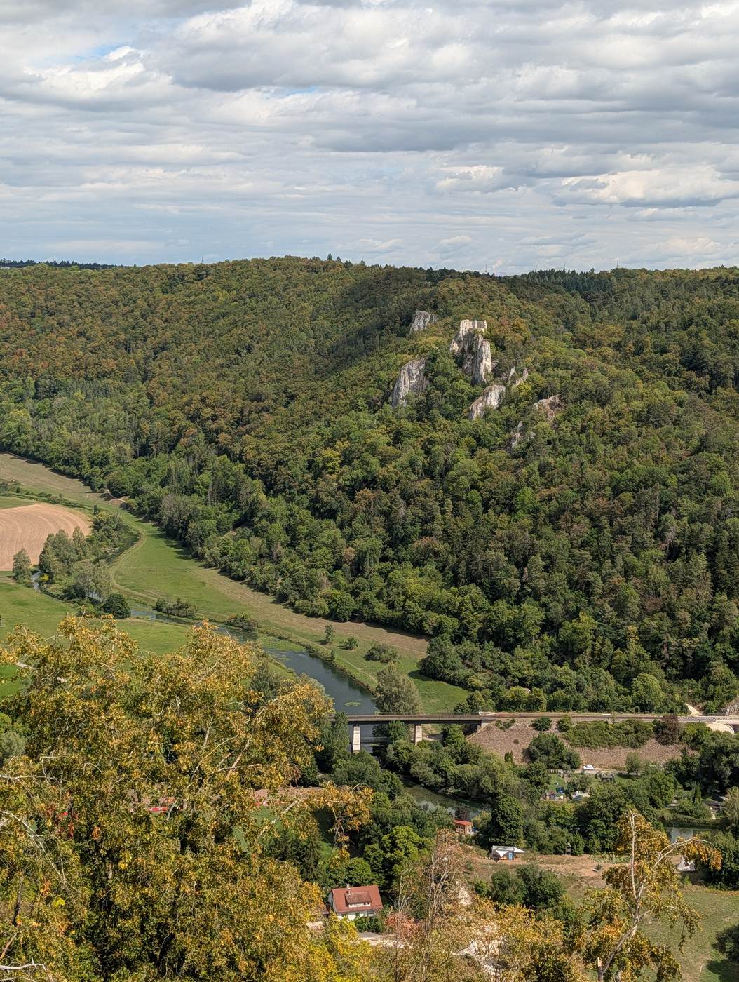 Blick vom Schillerstein ins Achtal mit Fluss, Felsen, Bahnlinie und Br&uuml;cke