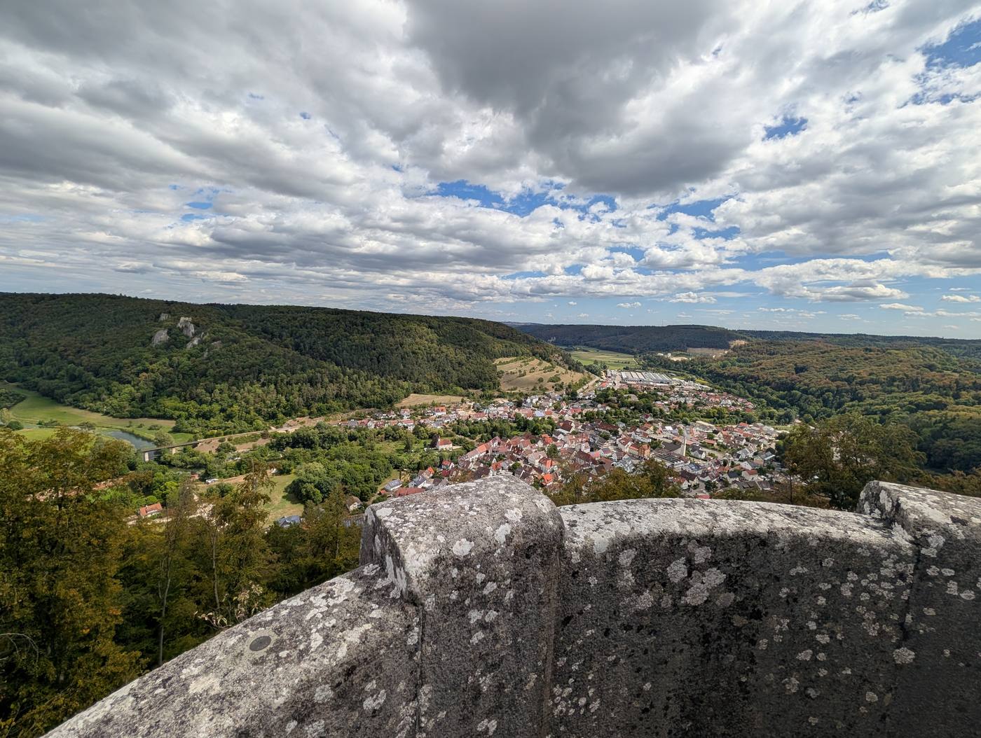 Panoramablick vom Schillerstein &uuml;ber Blaubeuren, das Tal und die bewaldeten Albh&auml;nge