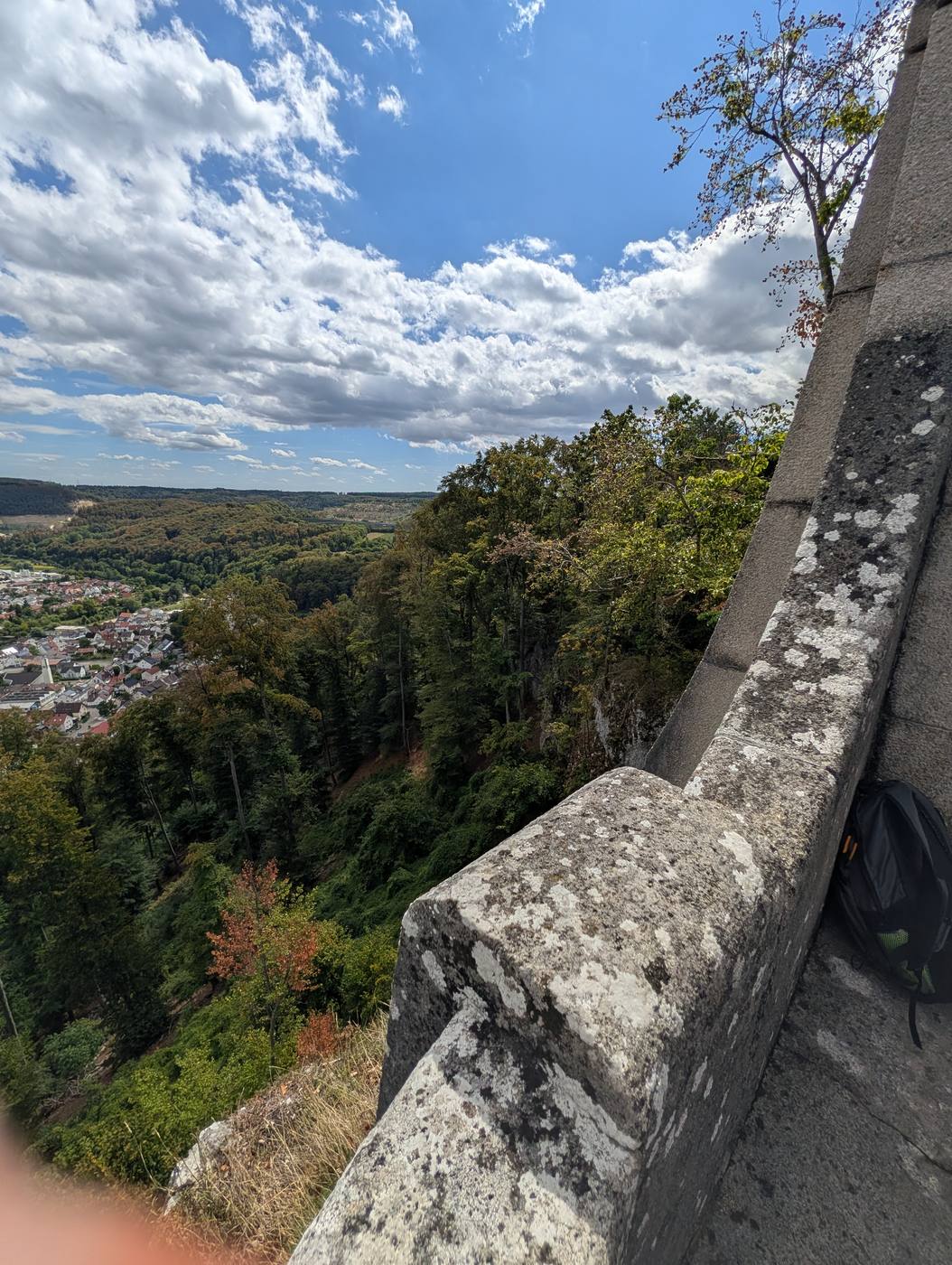 Blick &uuml;ber die steinerne Br&uuml;stung des Schillersteins hinunter ins Tal nach Blaubeuren