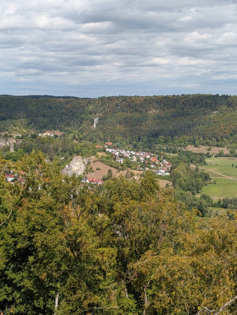 Blick vom Schillerstein auf Gerhausen mit hellen Kalkfelsen im Achtal