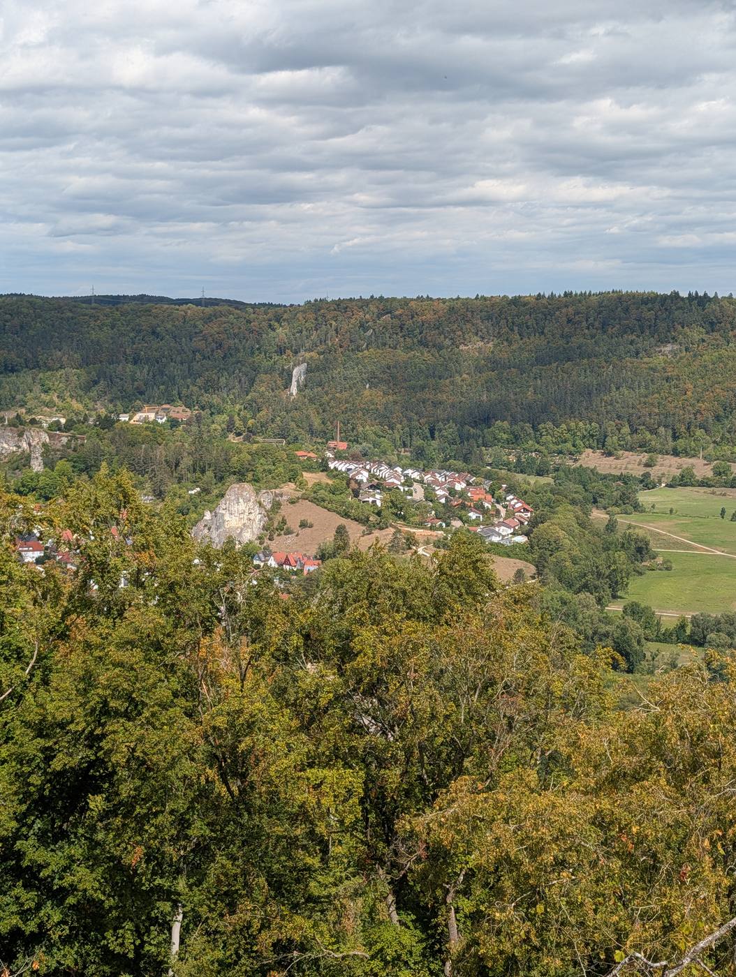 Blick vom Schillerstein auf Gerhausen mit hellen Kalkfelsen im Achtal