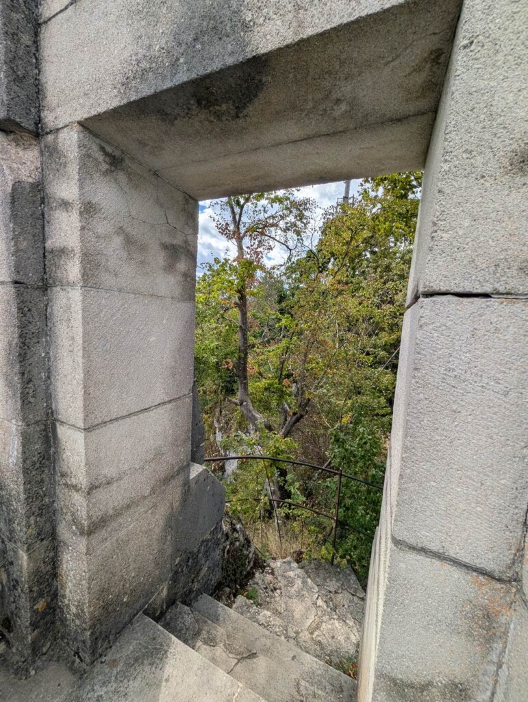 Steinerner Durchgang im Schillerstein Blaubeuren mit Treppe und Geländer