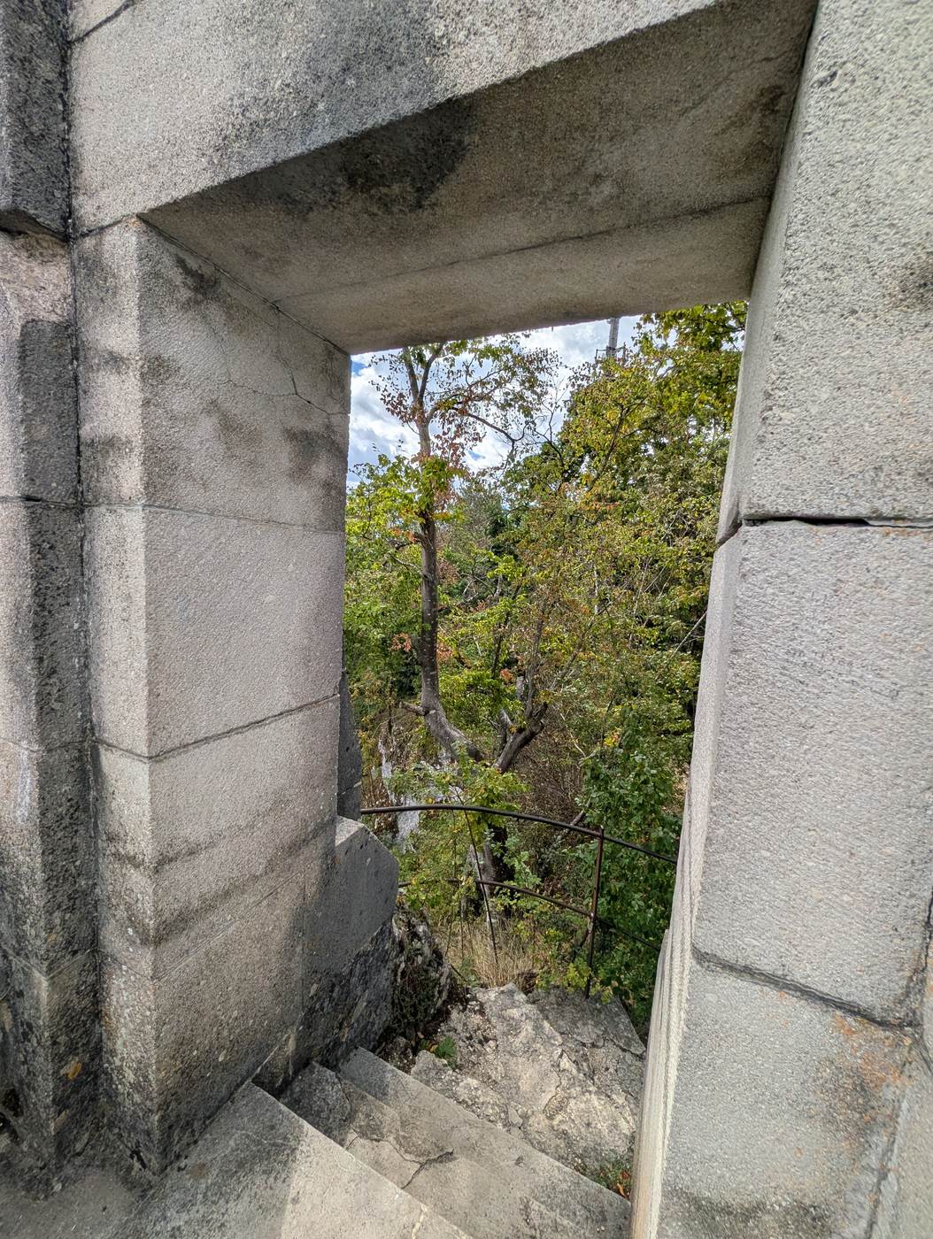 Steinerner Durchgang im Schillerstein Blaubeuren mit Treppe und Gel&auml;nder