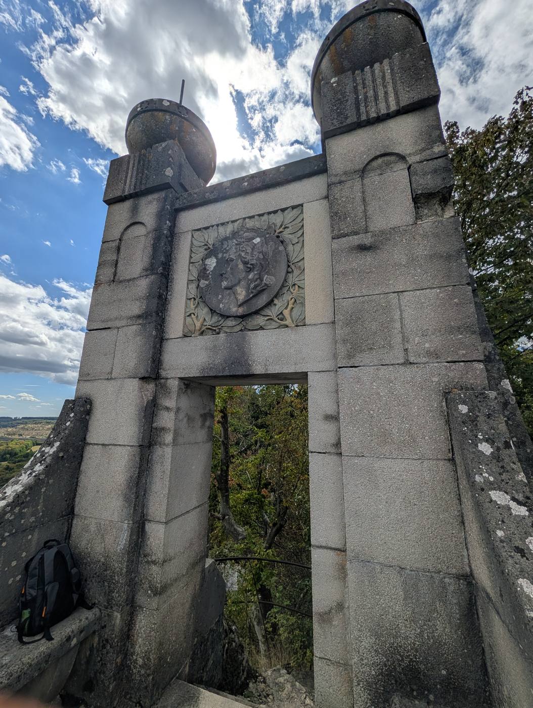 Bronzerelief mit dem Portr&auml;t Friedrich Schillers am Schillerstein bei Blaubeuren