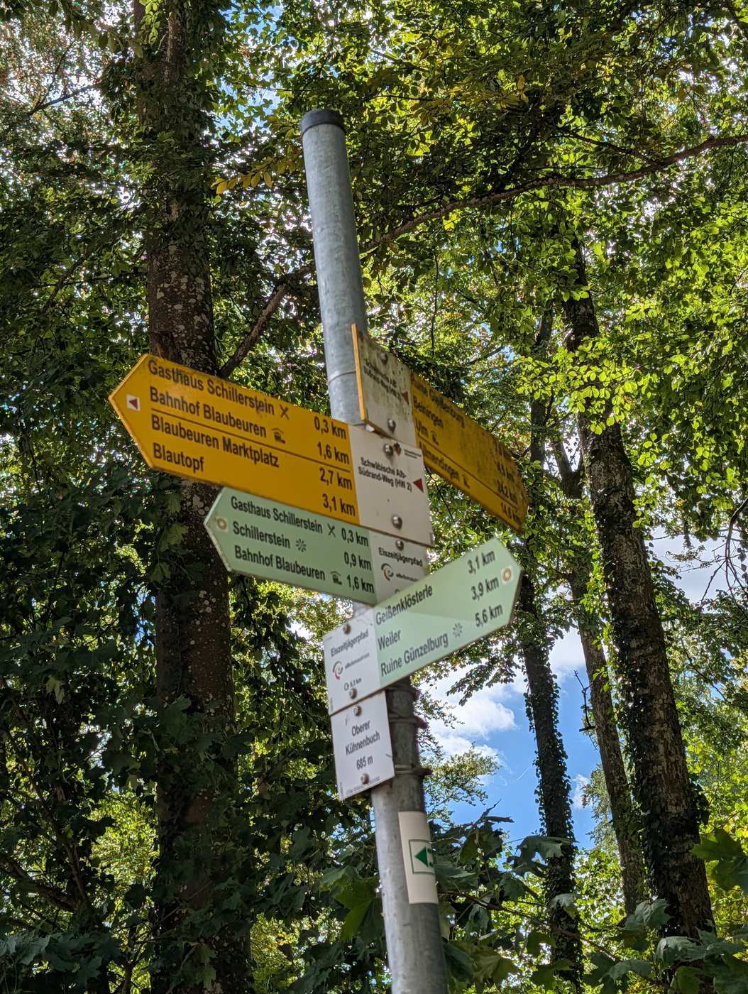 Wegweiser im Wald bei Blaubeuren mit Entfernungen zum Schillerstein, Blautopf und Gei&szlig;enkl&ouml;sterle