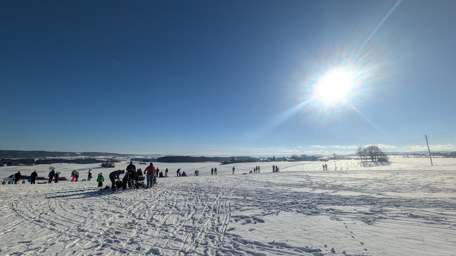 Verschneiter Hang in der Wintersonne