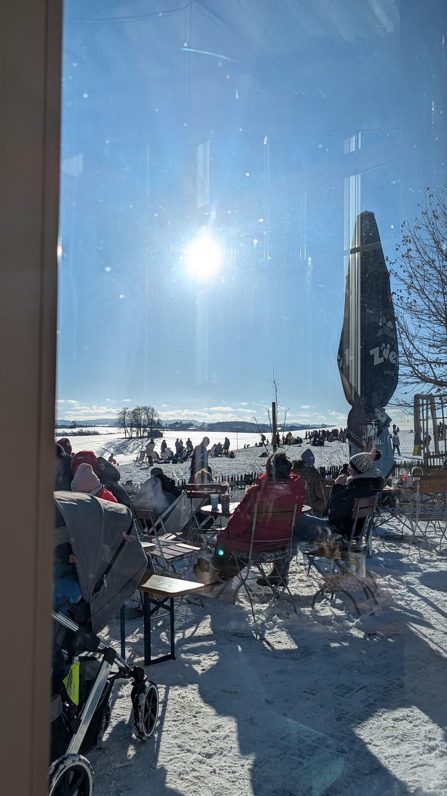Terrasse des Waldcafes im Schnee