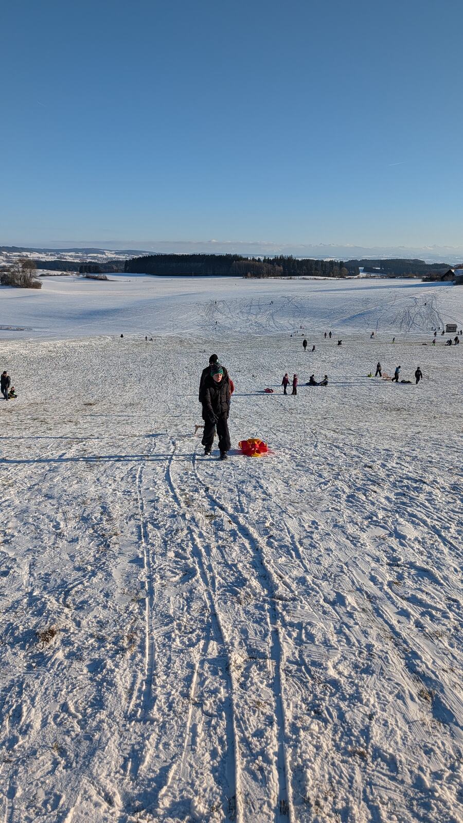 Weites Schneefeld mit Spuren