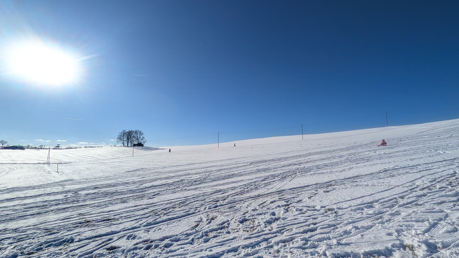 Schneehang gegen die tiefstehende Sonne