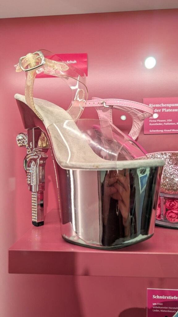 Ausgefallener Schuh in der Vitrine des Deutschen Schuhmuseums