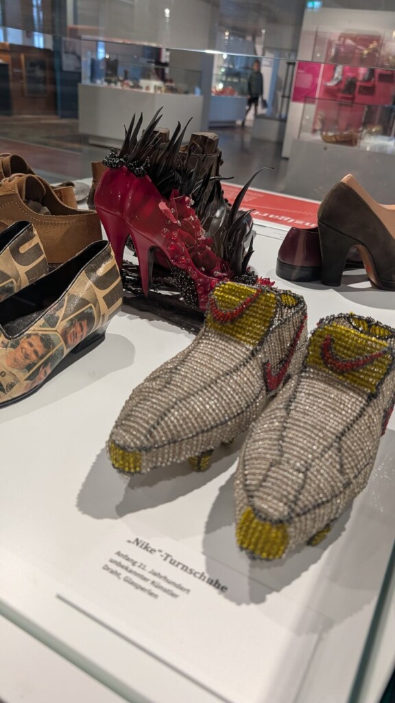 Schuhe aus verschiedenen Jahrzehnten in der Ausstellung